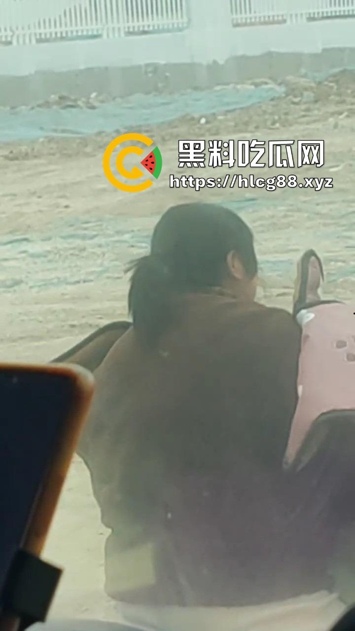 大爷老头乐三蹦子车震操大妈，1分钟干翻大妈让人爽整天，大姐裤子一提骑电驴，满脸淫笑回家做饭！-9