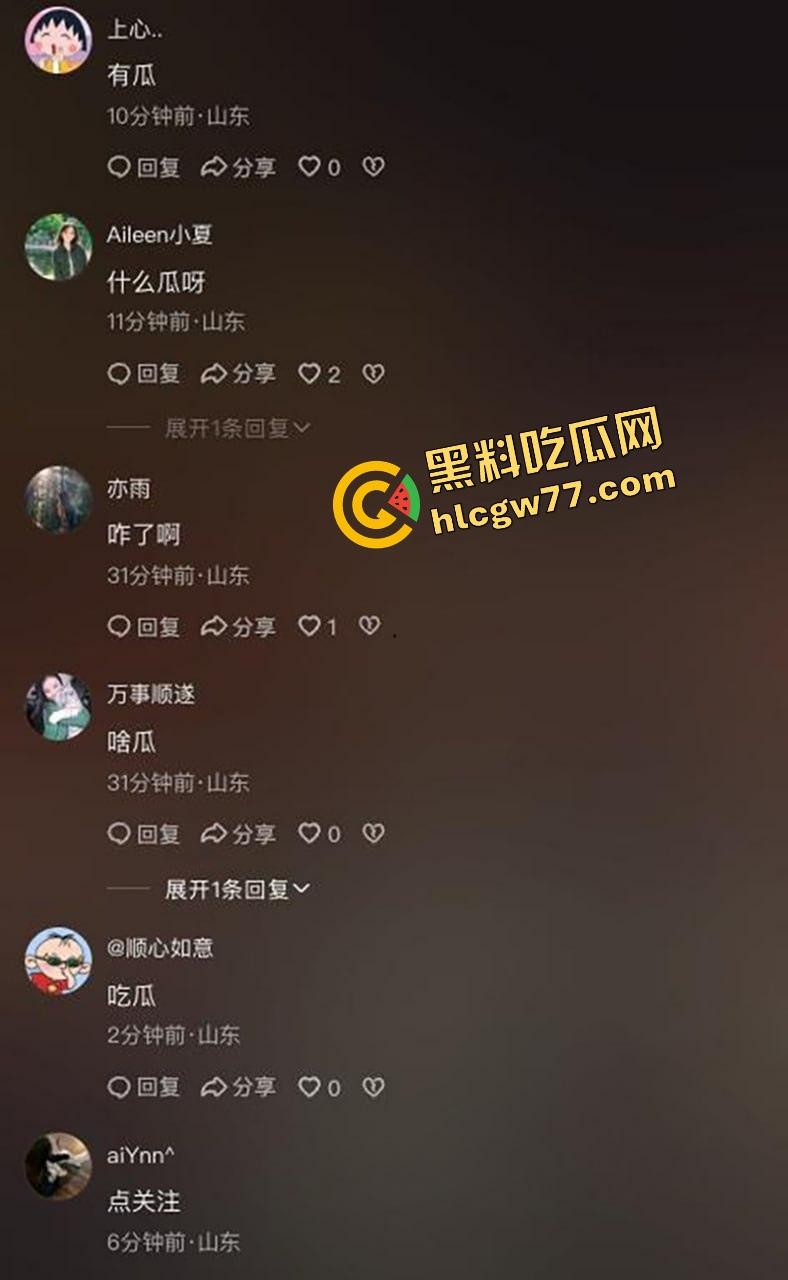 青州古城活春宫现场曝光，古风绿裙女深巷口跪舔鸡巴，男的边让口边跟路人唠嗑，路人全程狂拍！-4