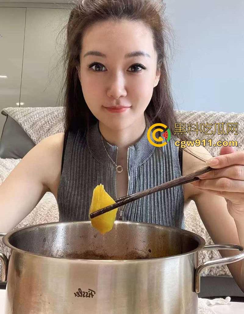 深圳化妆品老板娘【林晴甜】饥渴人妻包男小三释放欲望，脸穴同框淫骚自慰，这种年纪老虎都能榨干！-2