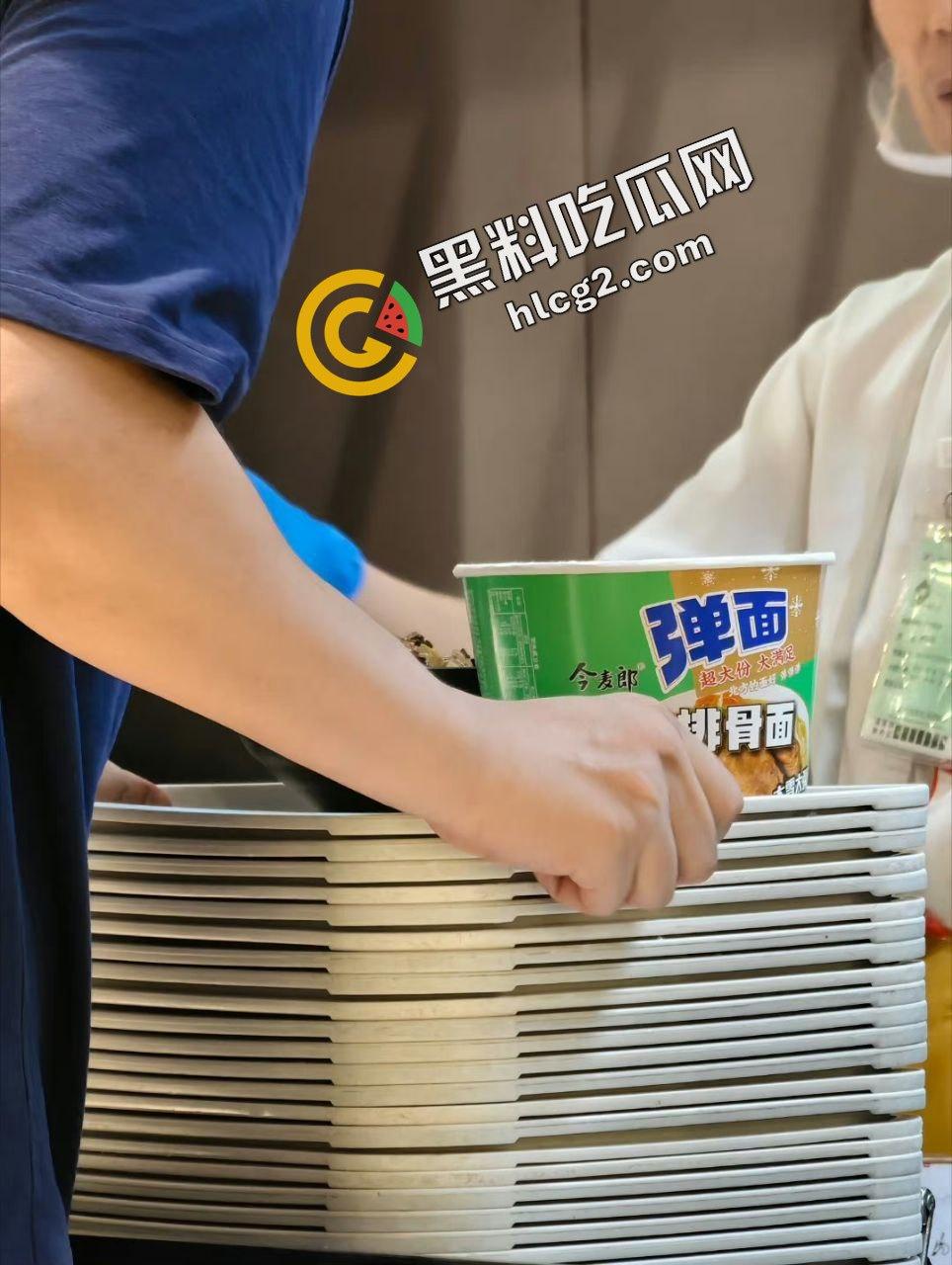 逆天操作！国航休息室 贵宾厅3饿死鬼小伙 连吃带拿 疯狂打包带走食物 震惊众人！-5