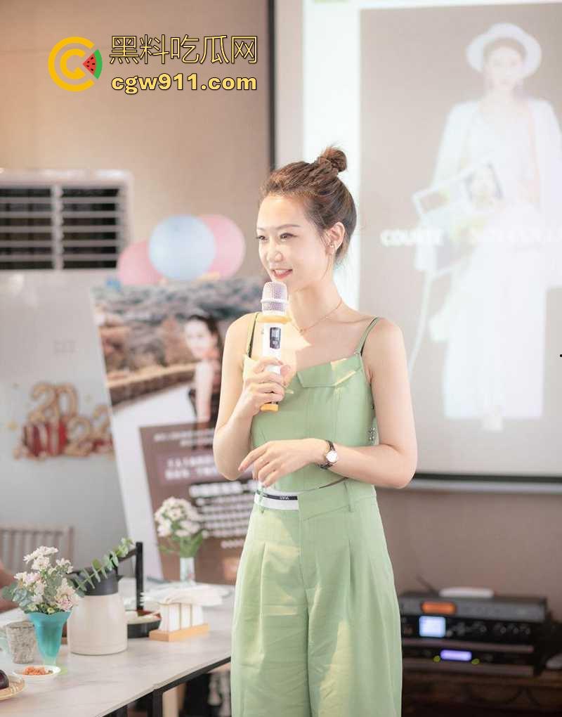 深圳化妆品老板娘【林晴甜】饥渴人妻包男小三释放欲望，脸穴同框淫骚自慰，这种年纪老虎都能榨干！-4