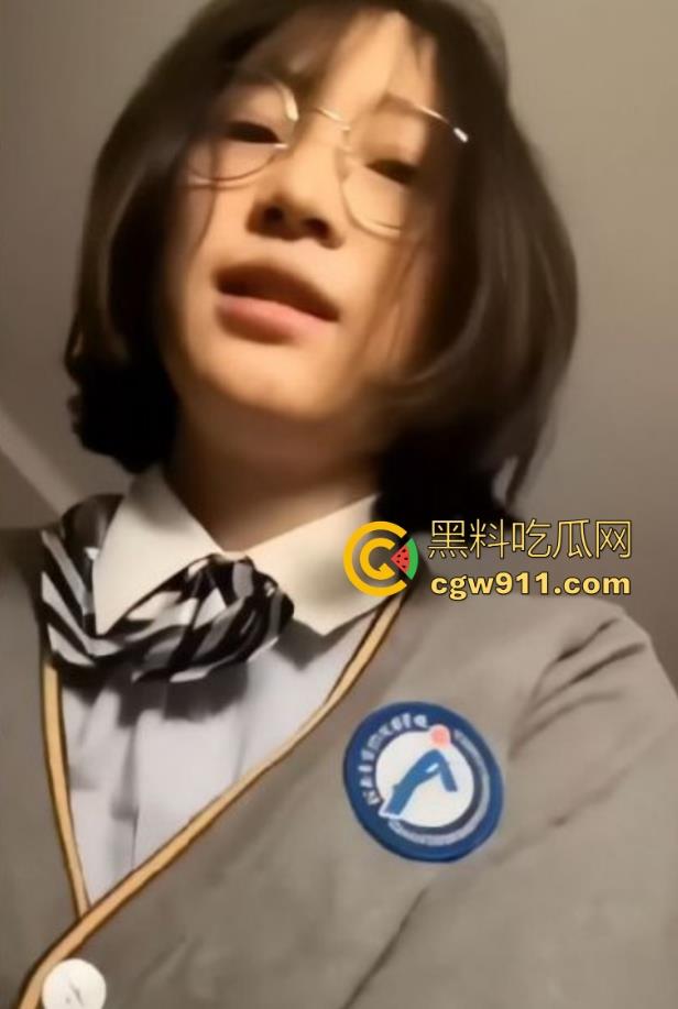 河南实验中学高三眼镜学妹【徐奕尹】激情性爱视频流出！校服露脸调教，被操的满脸通红喘息不止，反差感爆棚！-1