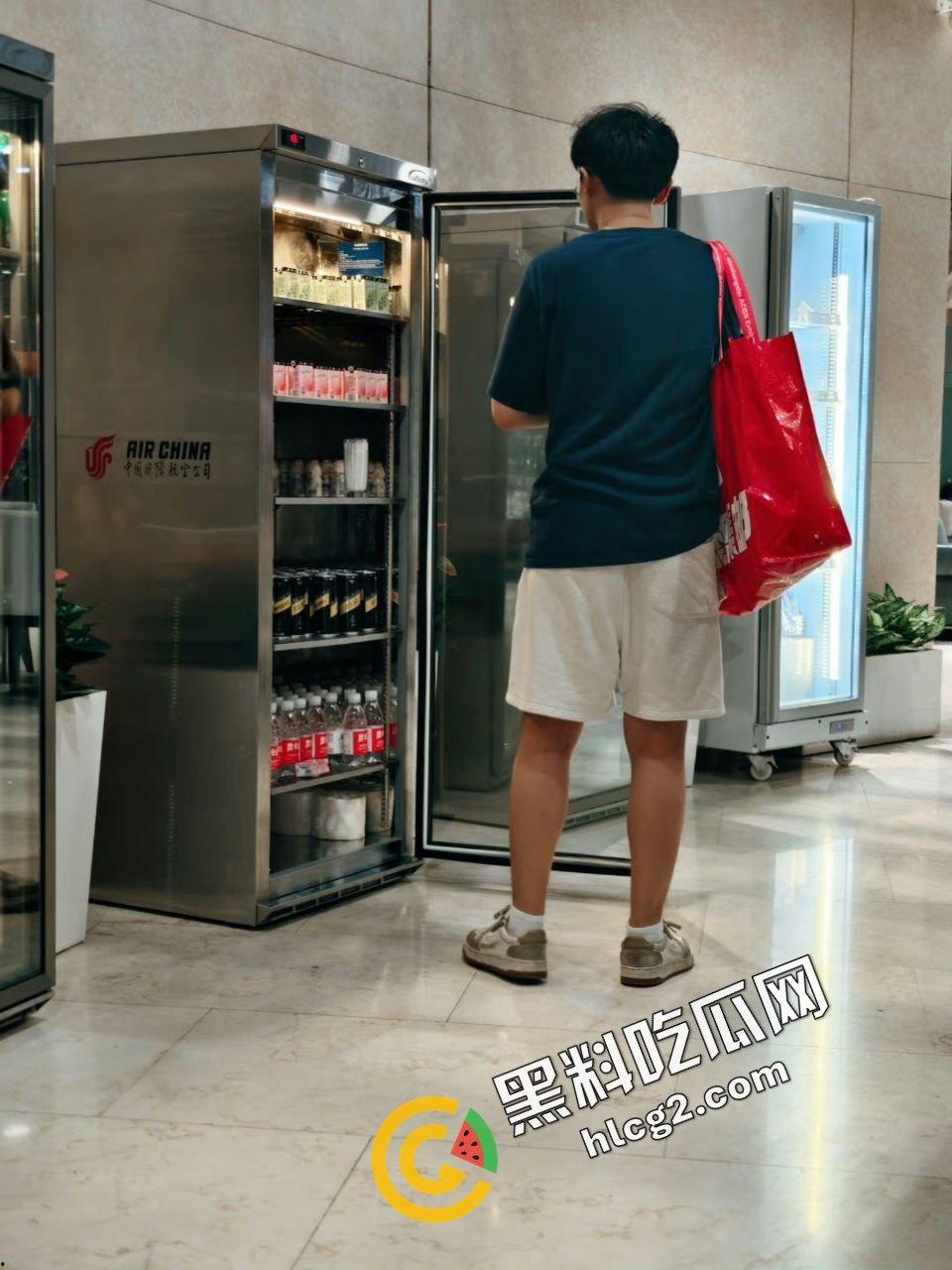 逆天操作！国航休息室 贵宾厅3饿死鬼小伙 连吃带拿 疯狂打包带走食物 震惊众人！-11