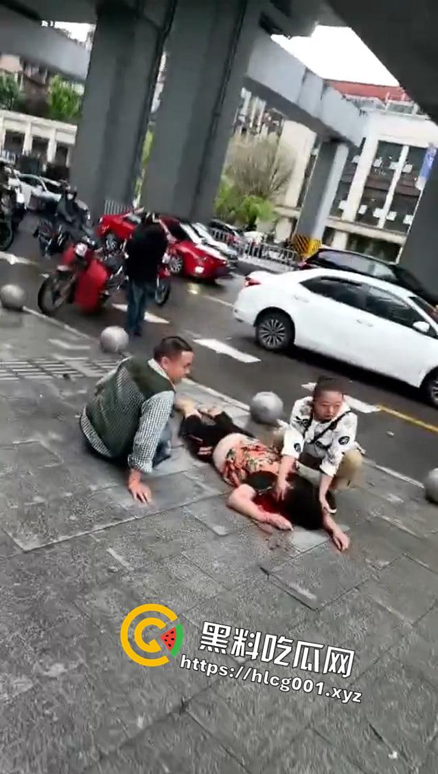 重庆巴南区一男子驾小型汽车因操作不当车辆失控致1人死亡十几人受伤-5