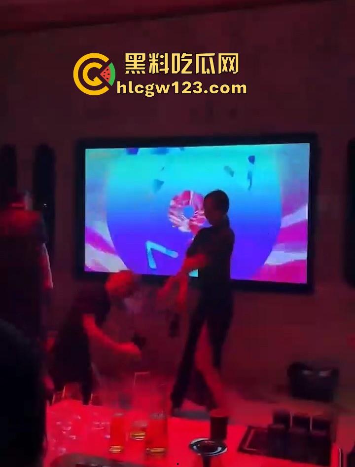 KTV包厢的淫乱现场 汉服美女曼妙舞姿后脱衣艳舞大秀 白皙娇躯性感内衣尽显 扭臀热舞媚眼挑逗 诱惑到极致！-8