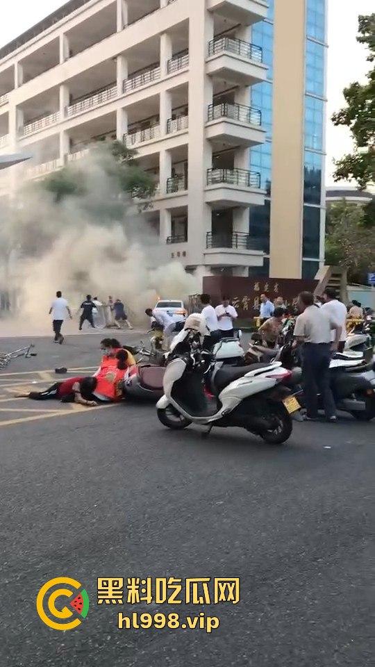 福建云霄县女司机火烧车疯狂冲撞学校！8人血洒当场，司机惨死！警方紧急调查背后真相！-9