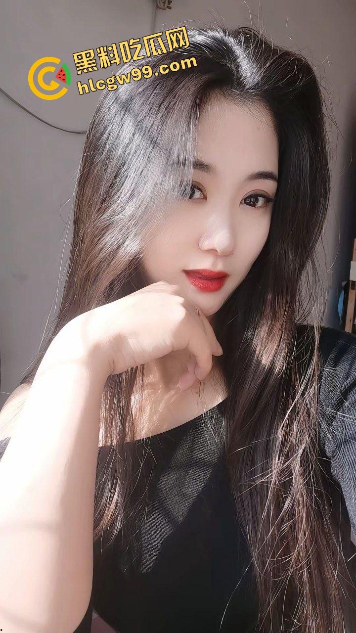 海南美容美发店老板娘【谢丽娟】晚上要关店了邀请大哥店内打炮，淫荡站立后入白皙美臀玉腿！惨遭曝光独家流出！-4