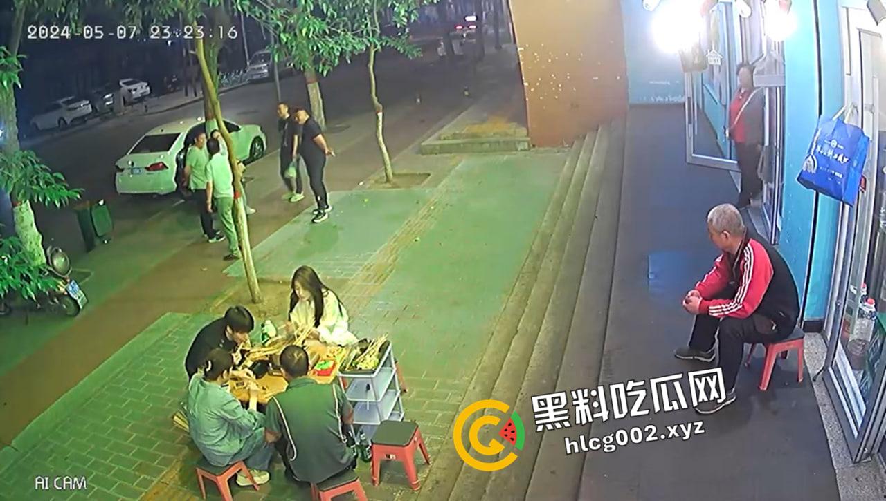 陕西宝鸡串串香 男子被刺大腿动脉 血喷流尽身亡 现场视频流出-1