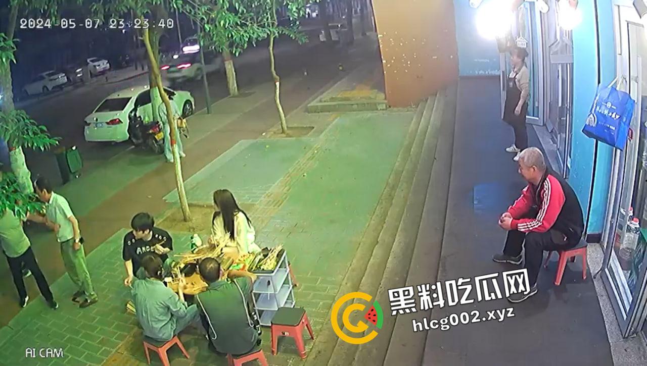 陕西宝鸡串串香 男子被刺大腿动脉 血喷流尽身亡 现场视频流出-2