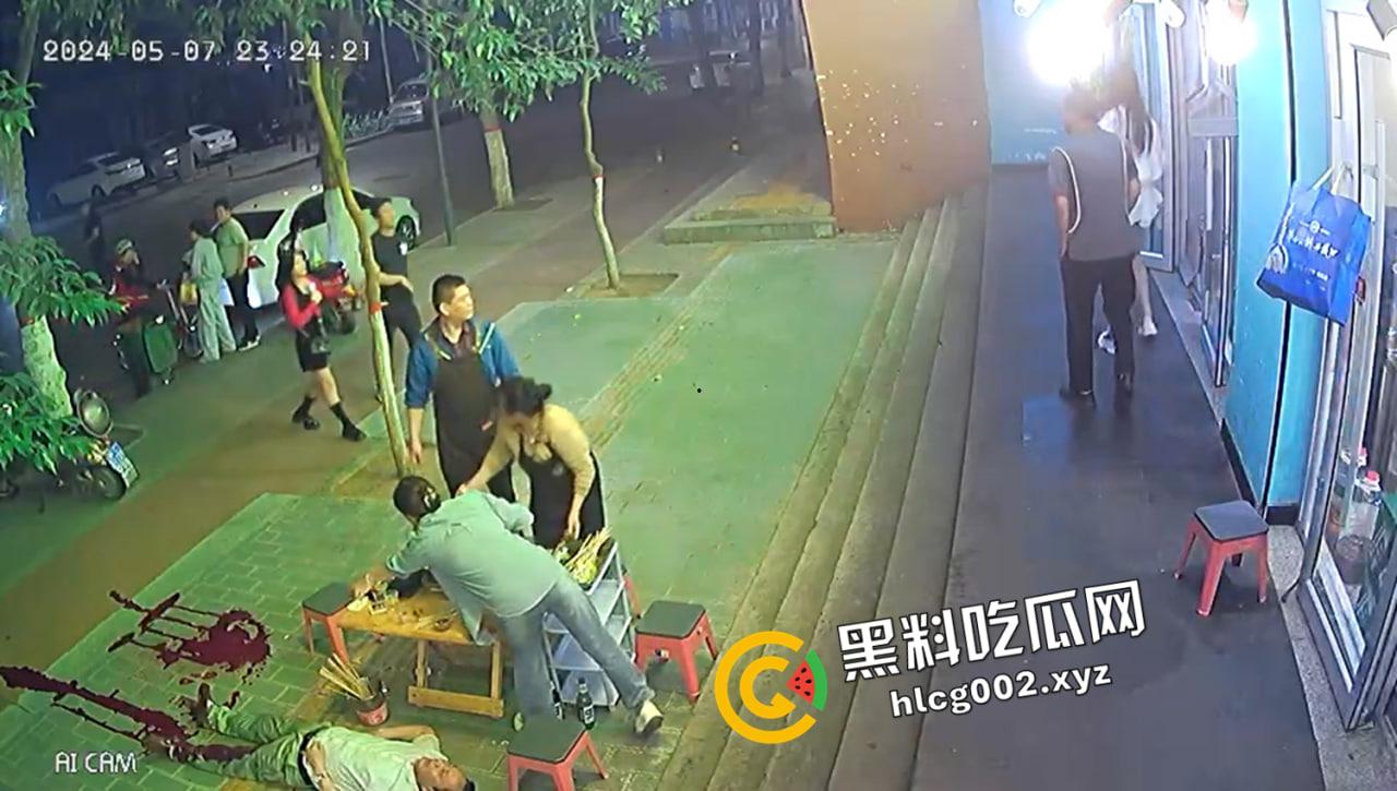 陕西宝鸡串串香 男子被刺大腿动脉 血喷流尽身亡 现场视频流出-5