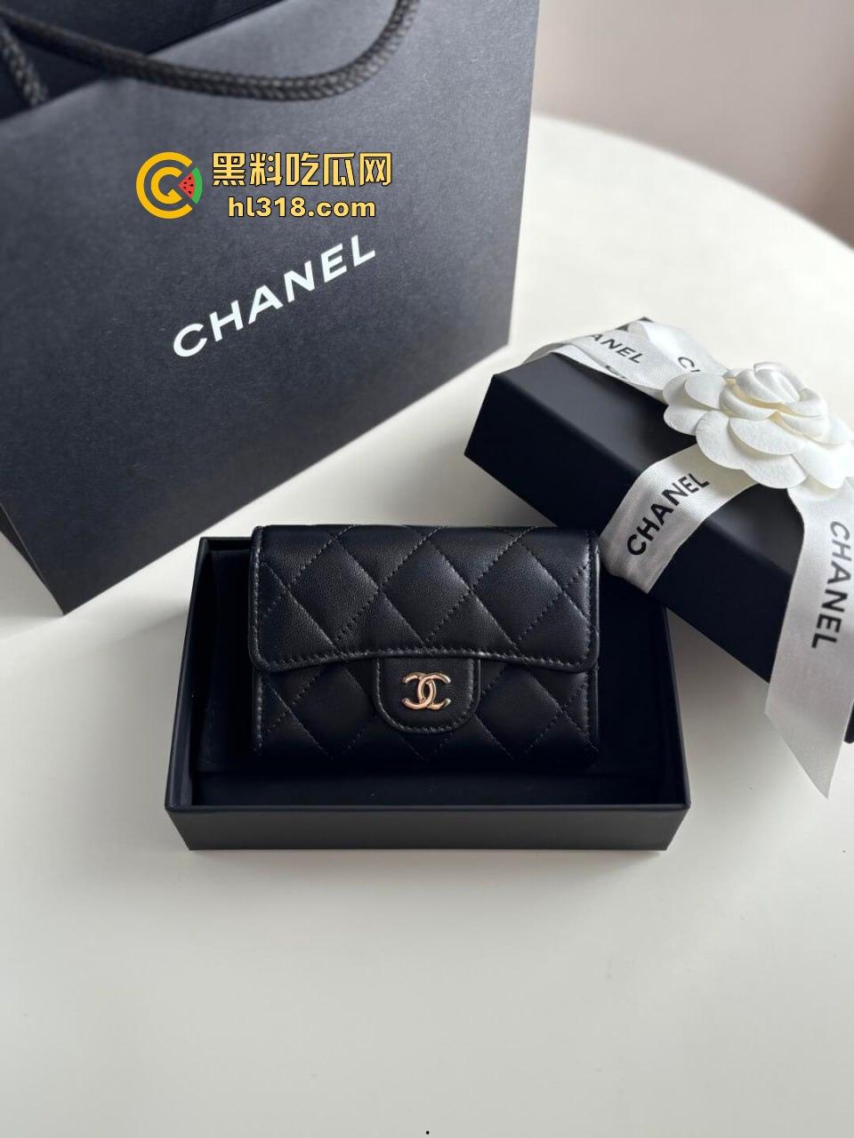 有钱人的玩物，轻轻松松一个小包拿下极品小妹，无套内射绝美小穴，又是羡慕有钱人的一天！-1