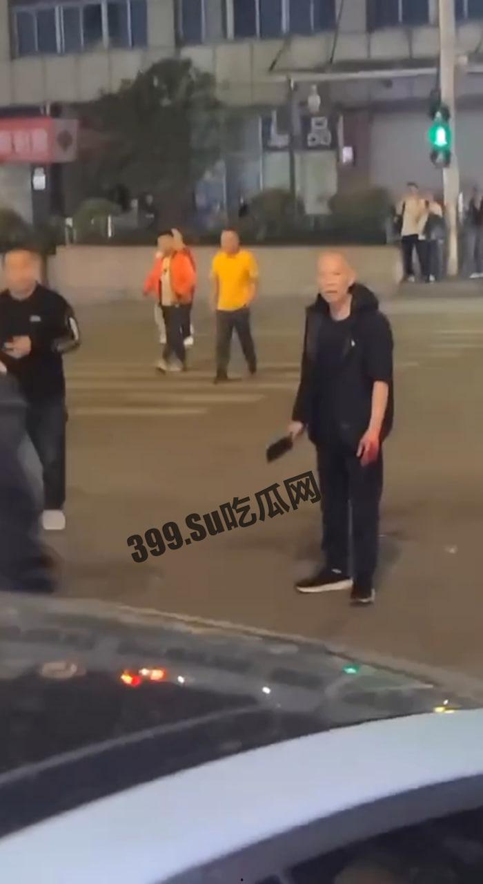 重庆 上热搜 重庆观音桥 男子持菜刀砍人致四名路人受伤-5