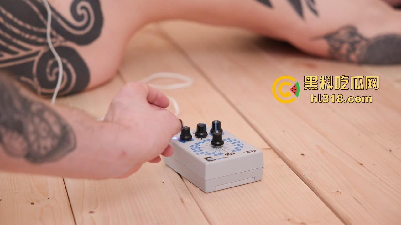 极致的母狗调教，塑料薄膜套头，地板放置炮机抽插，震动棒刺激阴蒂，爽到直发抖！-5