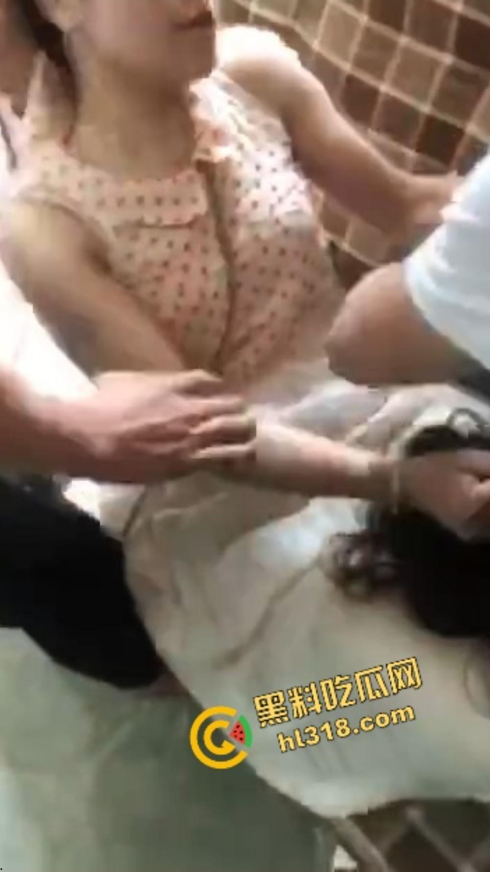 烟台狠女大战小三，上来一鞭腿、锁喉薅头发，正宫暴力值直接拉满，小三当场认怂！-13