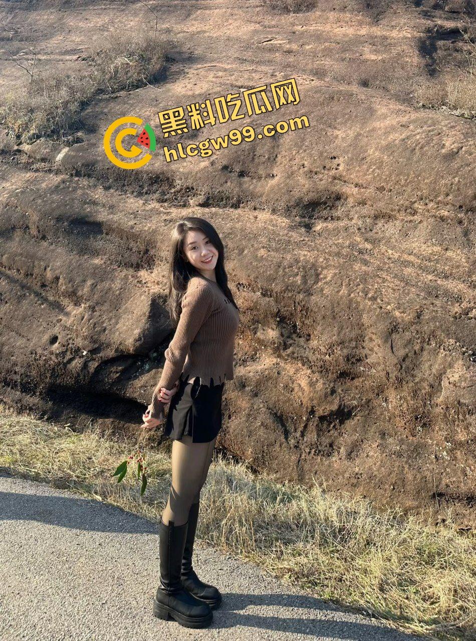 你大爷永远是你大爷！河南商丘农村少妇骚鸡，返乡回村穿肉丝与黑丝让大爷摸腿模玉足！这满足的笑容亮了！-4