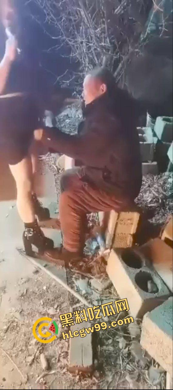 你大爷永远是你大爷！河南商丘农村少妇骚鸡，返乡回村穿肉丝与黑丝让大爷摸腿模玉足！这满足的笑容亮了！-8