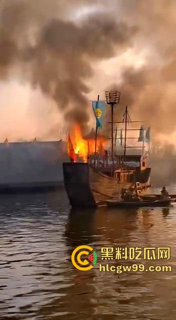 假戏成真，开封清明上河园表演节目《东京保卫战》炮位偏移引起大火，网友直呼票值了-3