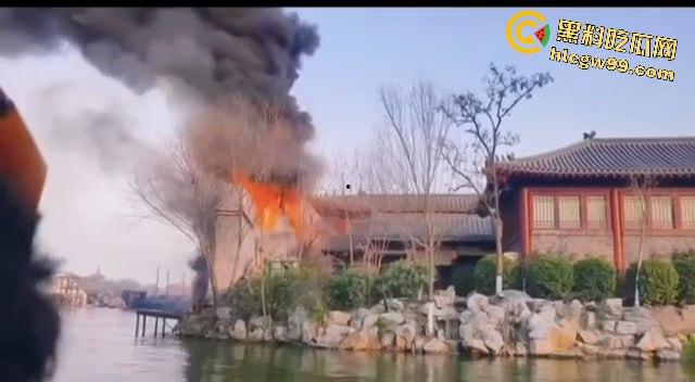 假戏成真，开封清明上河园表演节目《东京保卫战》炮位偏移引起大火，网友直呼票值了-5