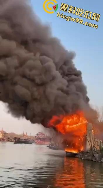 假戏成真，开封清明上河园表演节目《东京保卫战》炮位偏移引起大火，网友直呼票值了-6