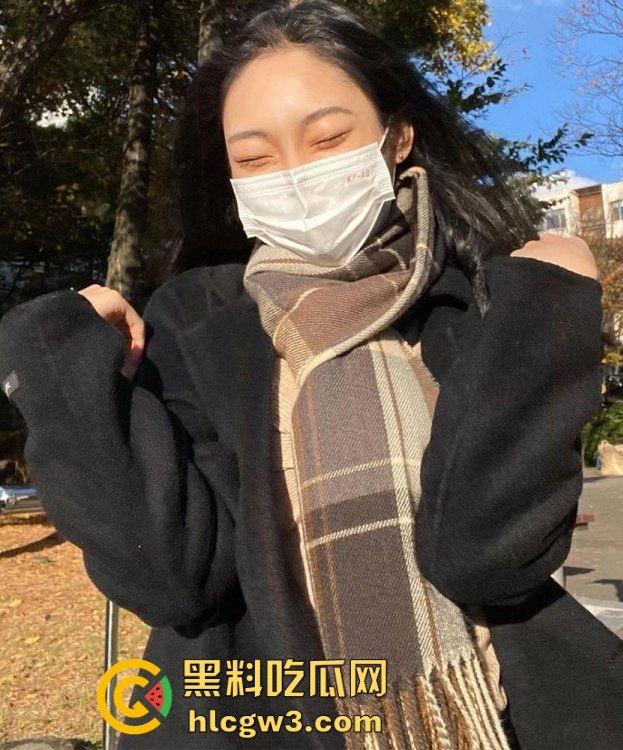 学姐宿舍变成人间春宫, 抠逼自慰闭眼幻想被猛操，高潮抽搐喷汁，偷拍视频直冲你的G点！-1