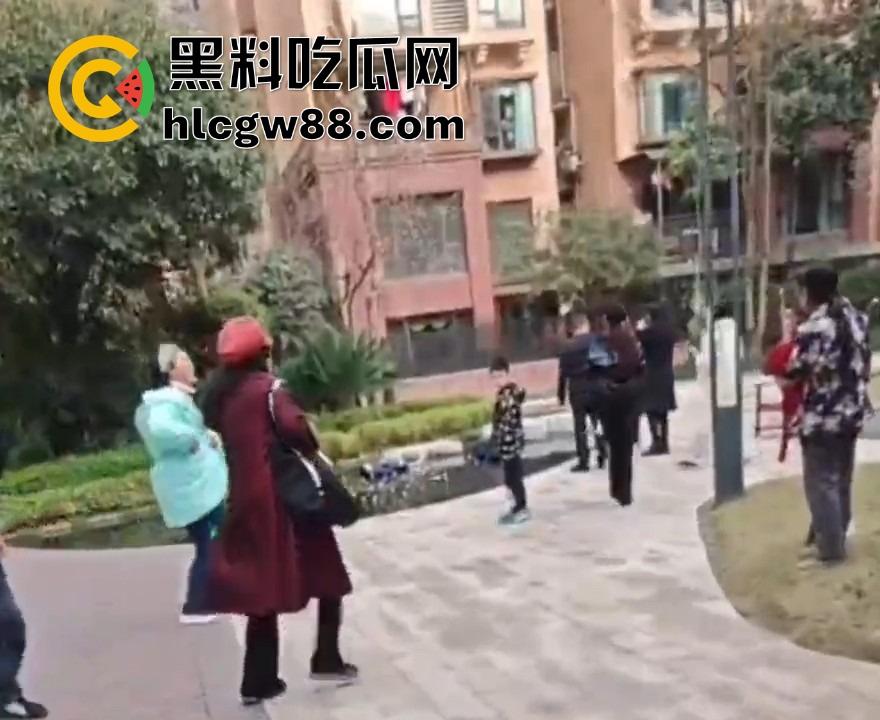 重庆渝北龙湖U城喷泉池变电击池，小孩戏水遭遇十万伏特狂电，现场惨叫连连，一死一伤家属哭晕！-1