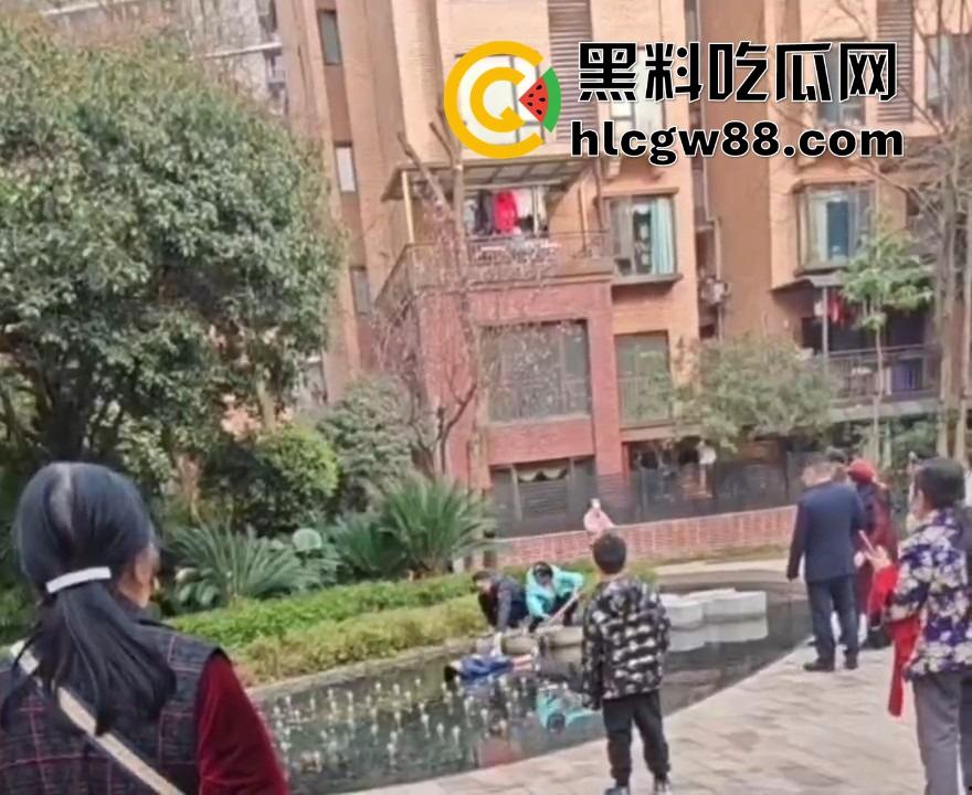 重庆渝北龙湖U城喷泉池变电击池，小孩戏水遭遇十万伏特狂电，现场惨叫连连，一死一伤家属哭晕！-4