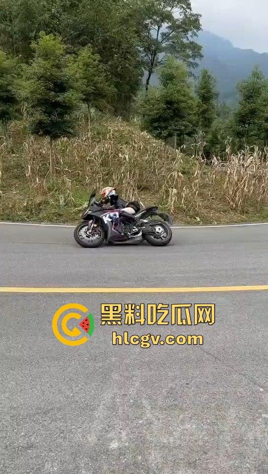 小仙女骑摩托压弯失败摔车！摔得惨不忍睹，看到吃瓜群众拍摄直接破防大骂！-1