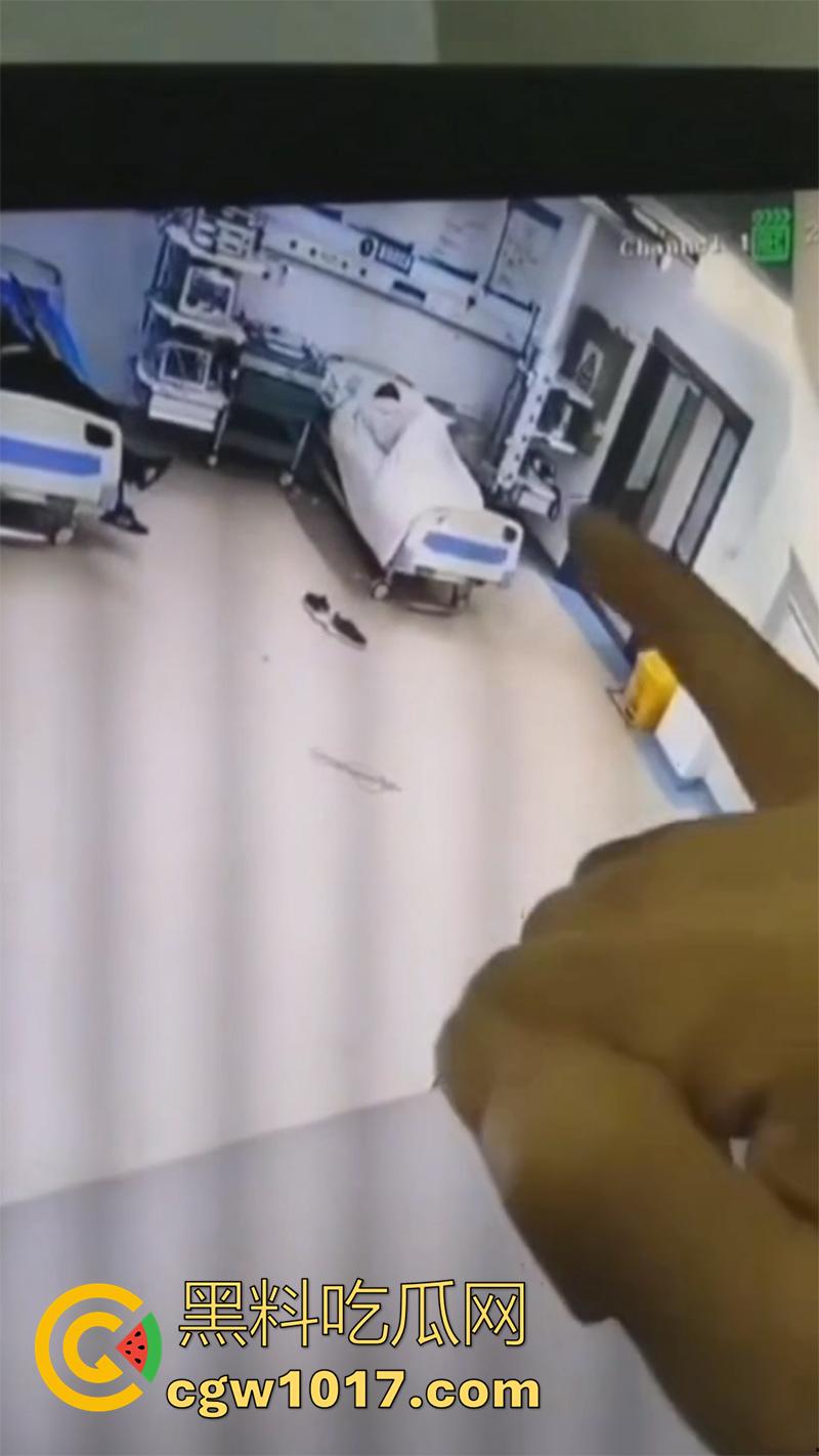 医院监控真实灵异事件，实拍一病床前出现鬼影，随后病人生命体征迅速消失，医生翻看录像发现惊恐一幕！-1