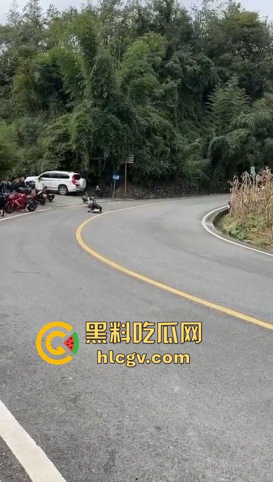 小仙女骑摩托压弯失败摔车！摔得惨不忍睹，看到吃瓜群众拍摄直接破防大骂！-9