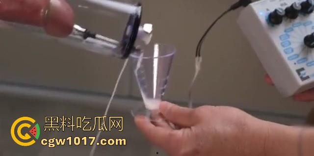 猎奇重口！国外调教已经发展到这地步了吗？真空针管插鸡巴尿道，直接一个按钮下去男奴直接射满大大一杯！-7