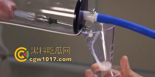 猎奇重口！国外调教已经发展到这地步了吗？真空针管插鸡巴尿道，直接一个按钮下去男奴直接射满大大一杯！-8