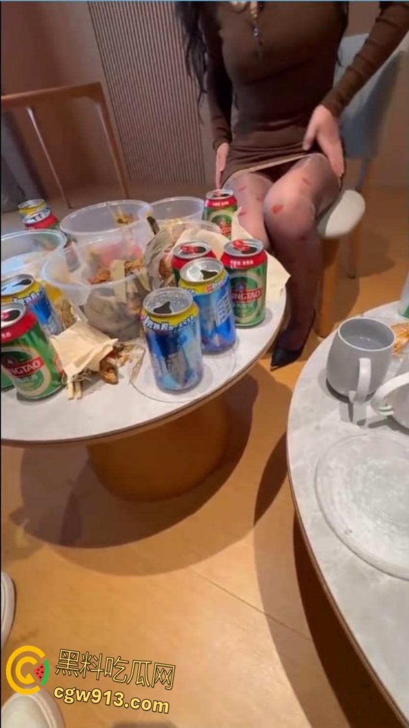 绿帽男灌醉老婆，包臀无内露出勾引好兄弟，3P轮操肉淫妻，调教成淫荡的玩物，对话全过程撸管佳作 ！-1