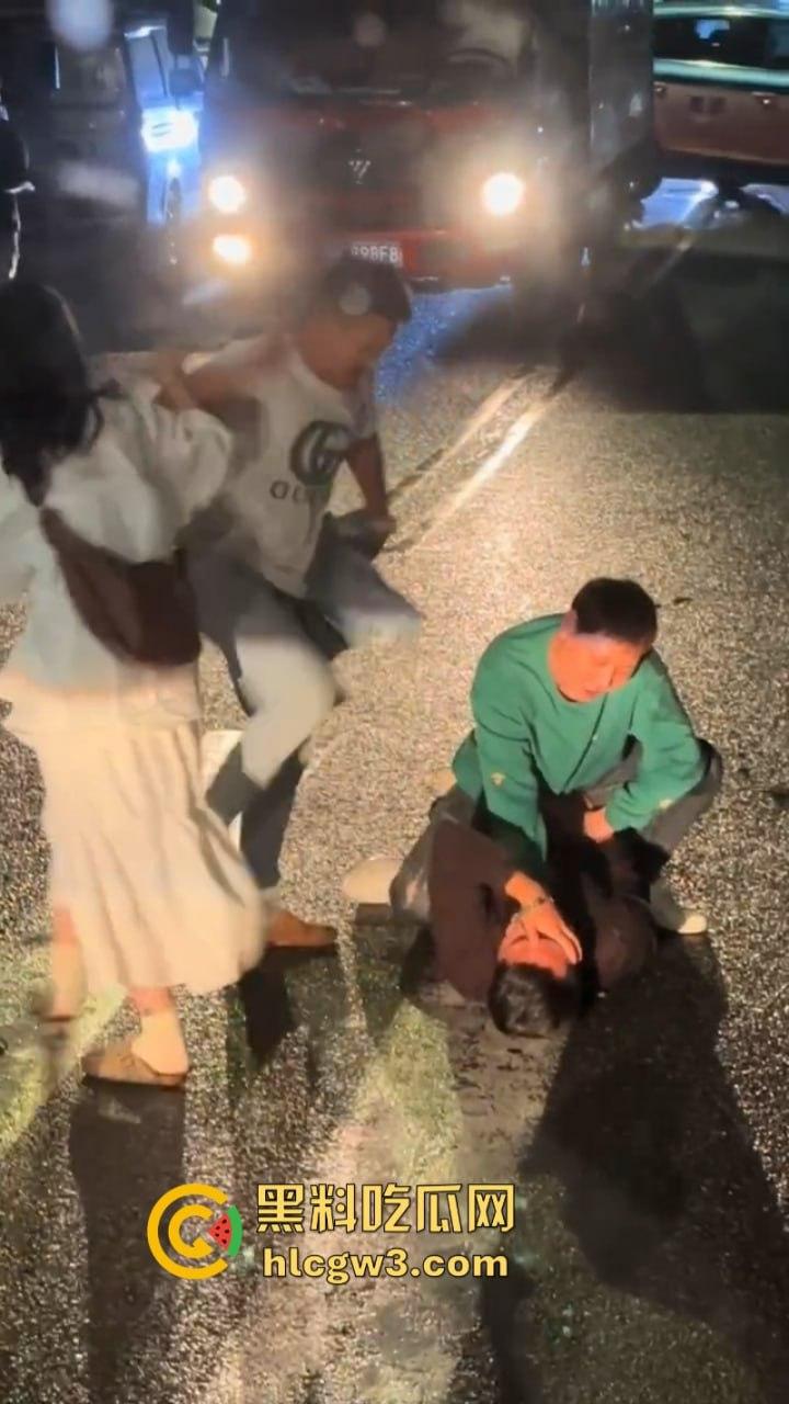 小三男爱上已婚女 遭原配老公带人当街暴打毁灭式踢裆 小二弟都快保不住了！-4