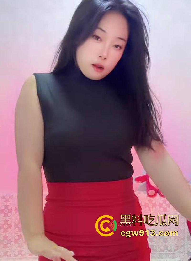 快手网红【草莓味的小可乐】私密视频流出，御姐气质风情万种，性感舞姿令人目不转睛！-4