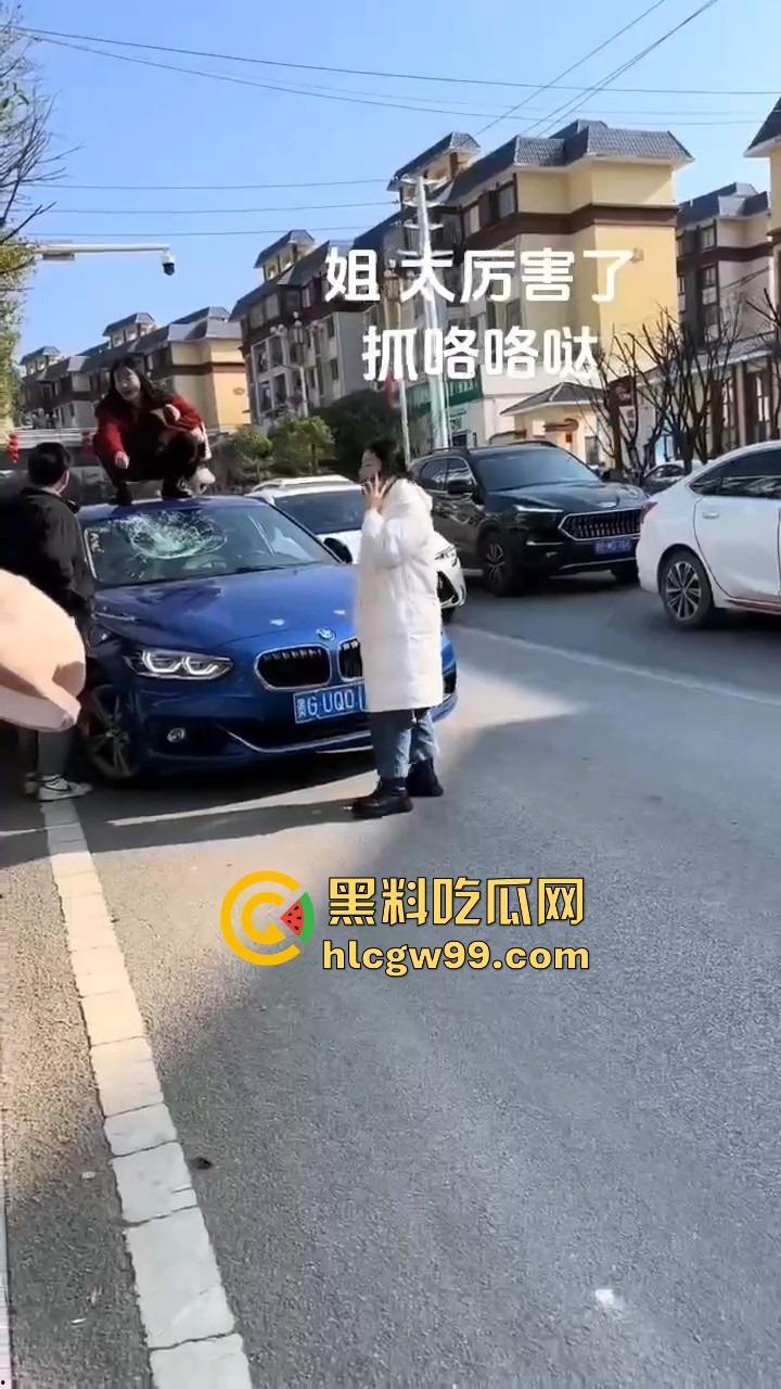 年度最贵抓奸现场，贵州紫云红衣女子怒砸宝马，原配没资格坐车？小三凭啥坐？直接砸烂让谁都别想坐！-1