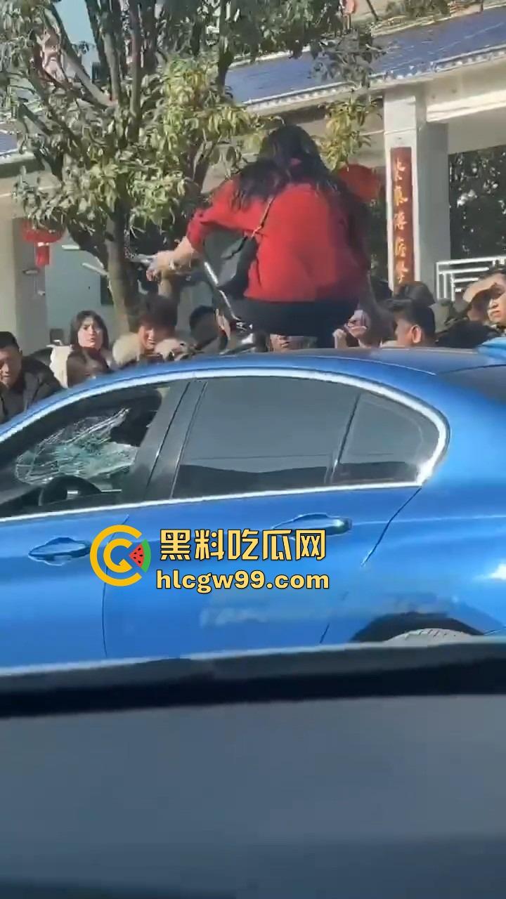 年度最贵抓奸现场，贵州紫云红衣女子怒砸宝马，原配没资格坐车？小三凭啥坐？直接砸烂让谁都别想坐！-6