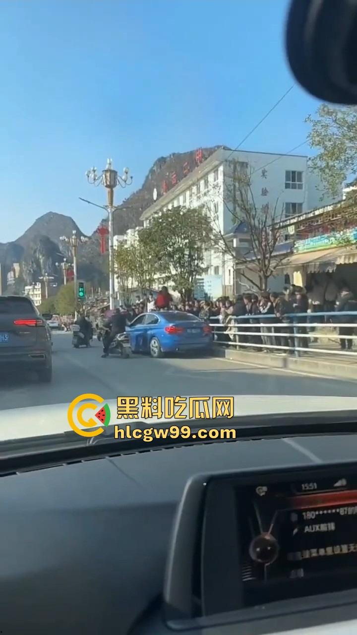 年度最贵抓奸现场，贵州紫云红衣女子怒砸宝马，原配没资格坐车？小三凭啥坐？直接砸烂让谁都别想坐！-7