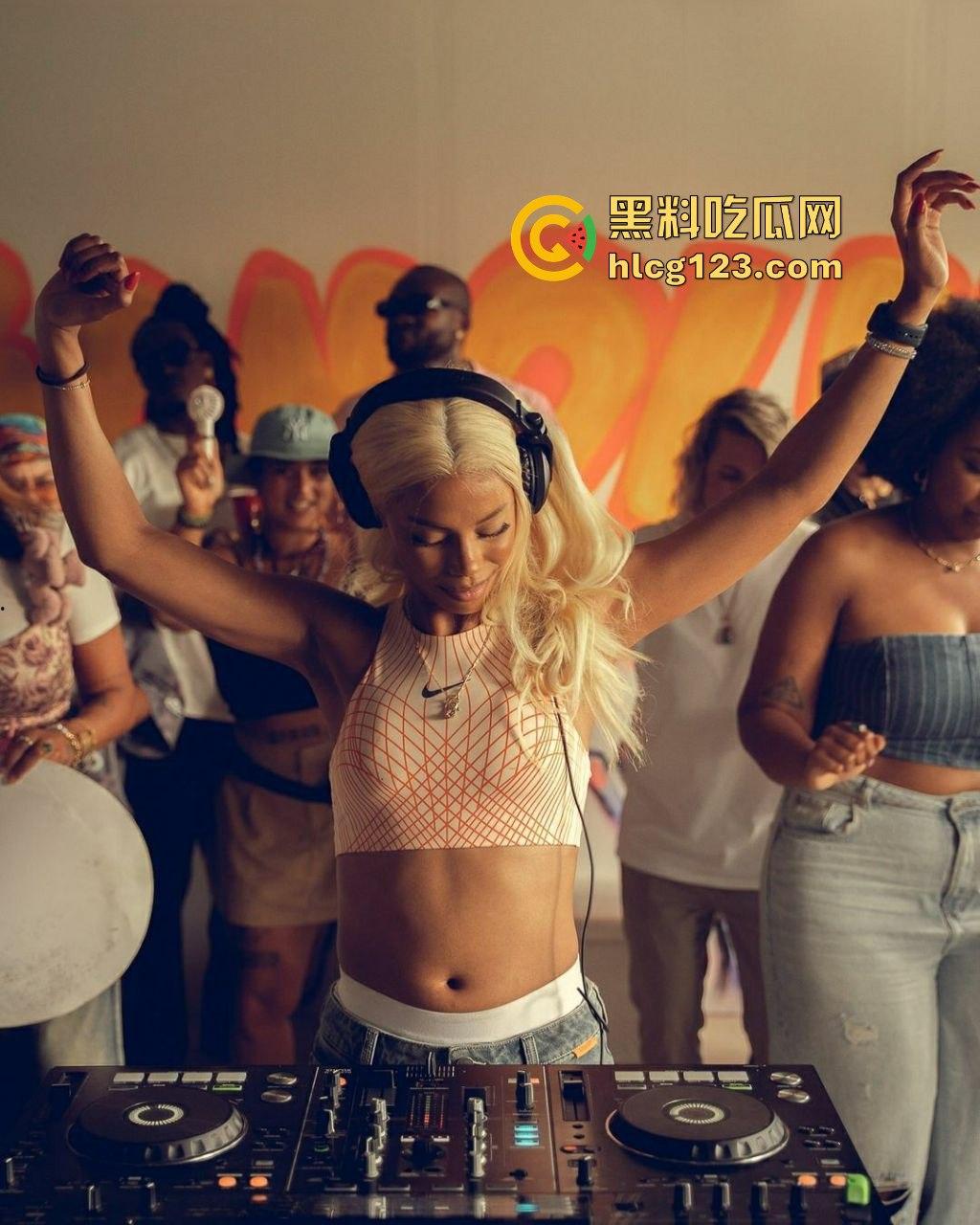 DJ Chelsea秀身材震撼全场，男友场外找妹大秀高难度姿势，黑人体力太猛了！-4