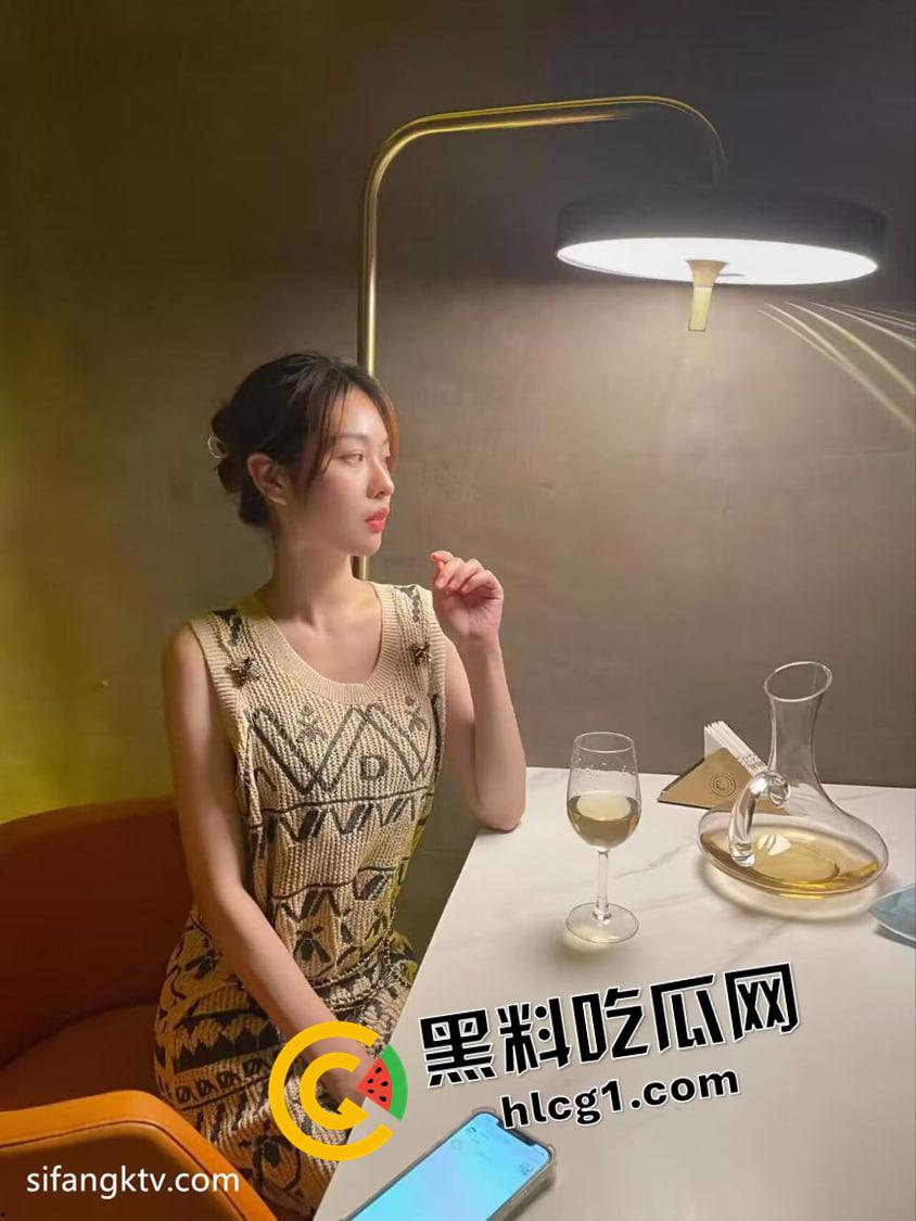 上美高颜值学姐 气质与风骚并存 情人节送花就能打炮 呻吟叫声爽撸 私密偷拍流出-1