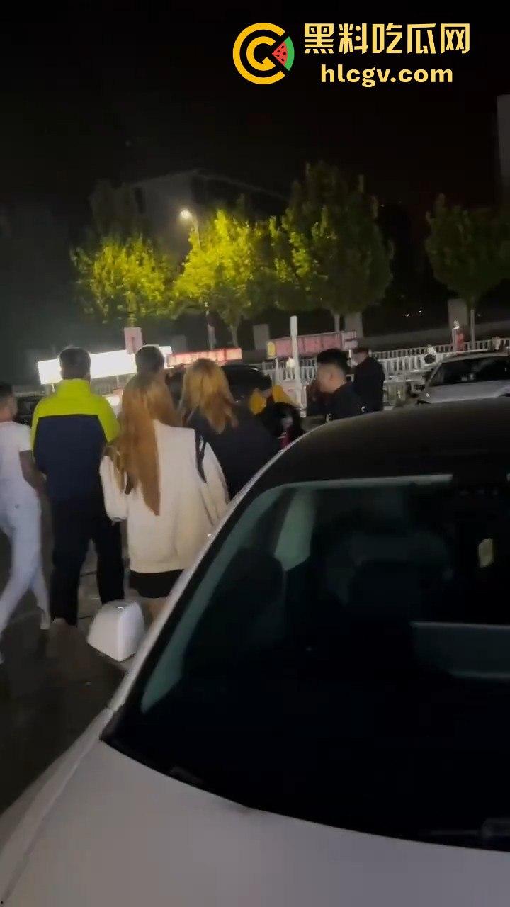 停车场上演钢管群殴！精神小伙围殴他人，结果双拳难敌四手被爆头倒地护头求饶！-3