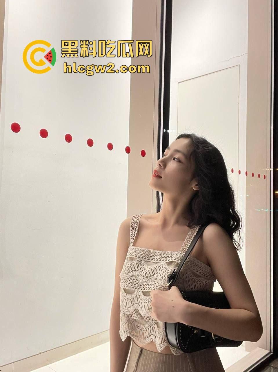 男人都爱女友沉浸式口交的样子原因揭秘 双手握奶 后位猛插啪啪作响 第一视角摇动大灯让人顶到爆！-1