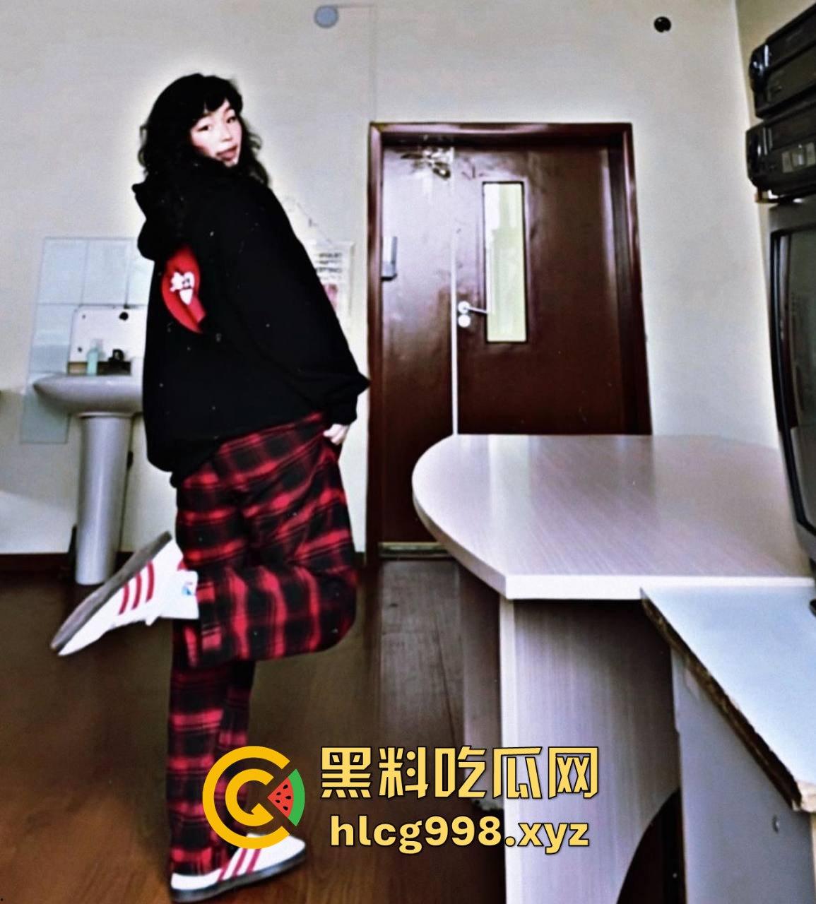 西藏20岁火辣妹子【诺诺熙】闺蜜换夫！四人激情交换视频曝光，玩得毫无底线！-2