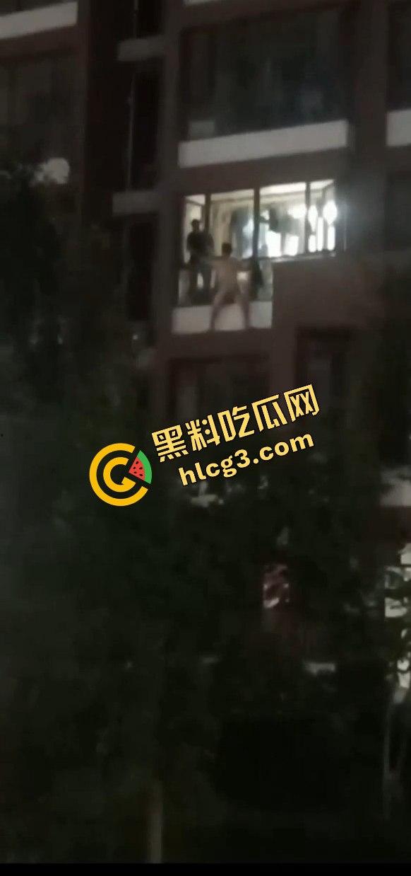 偷情中途翻窗不慎摔下引发大骚动！消防员紧急出动，小区吃瓜群众围观全过程！-2