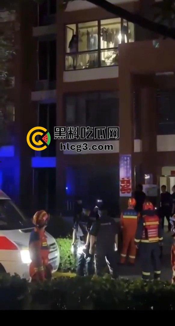 偷情中途翻窗不慎摔下引发大骚动！消防员紧急出动，小区吃瓜群众围观全过程！-4
