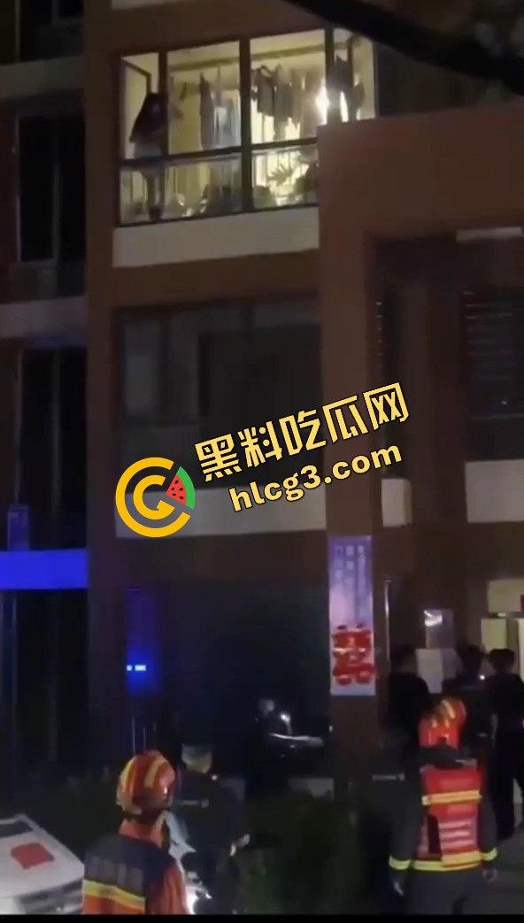 偷情中途翻窗不慎摔下引发大骚动！消防员紧急出动，小区吃瓜群众围观全过程！-6