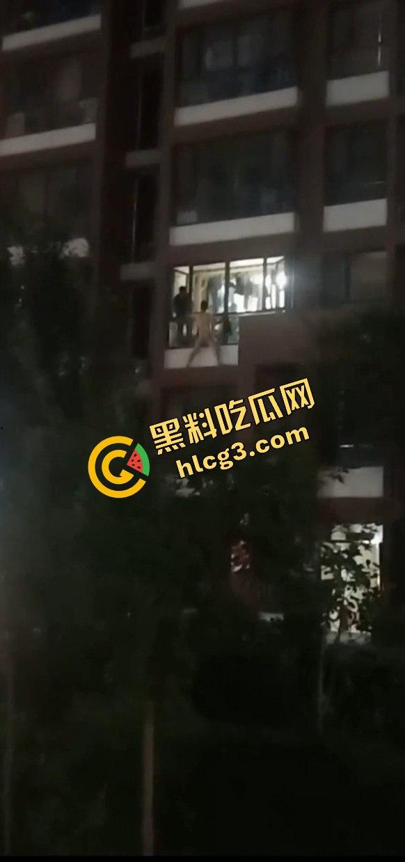 偷情中途翻窗不慎摔下引发大骚动！消防员紧急出动，小区吃瓜群众围观全过程！-9