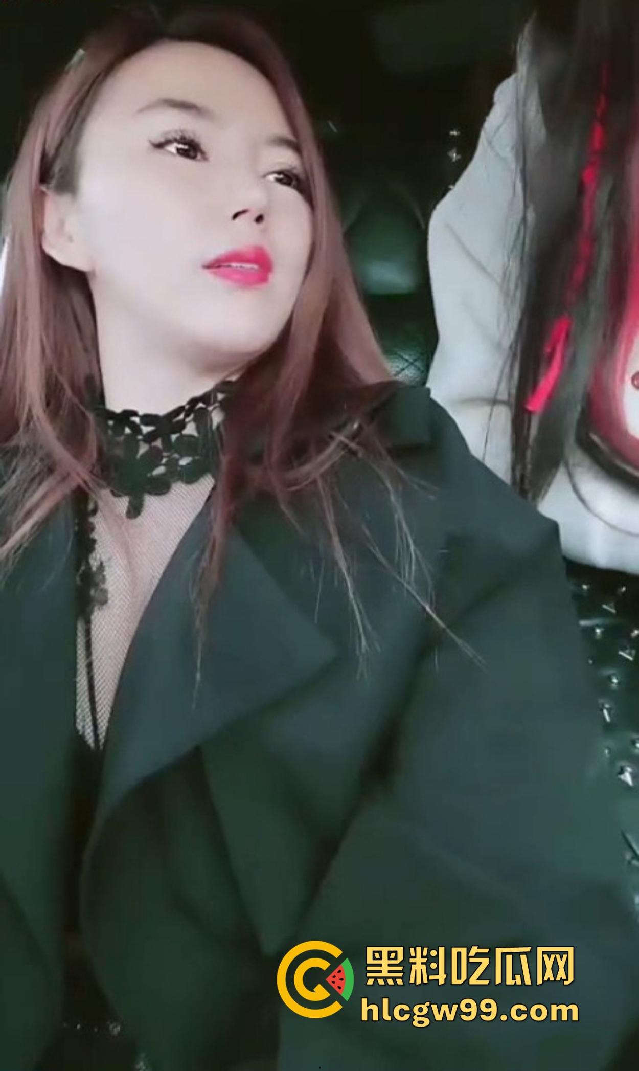 广西两少妇山头双飞局，野外垫子铺好直接开操，丁字裤勒小穴撩到炸，小哥怂归怂但带套有一手！-1