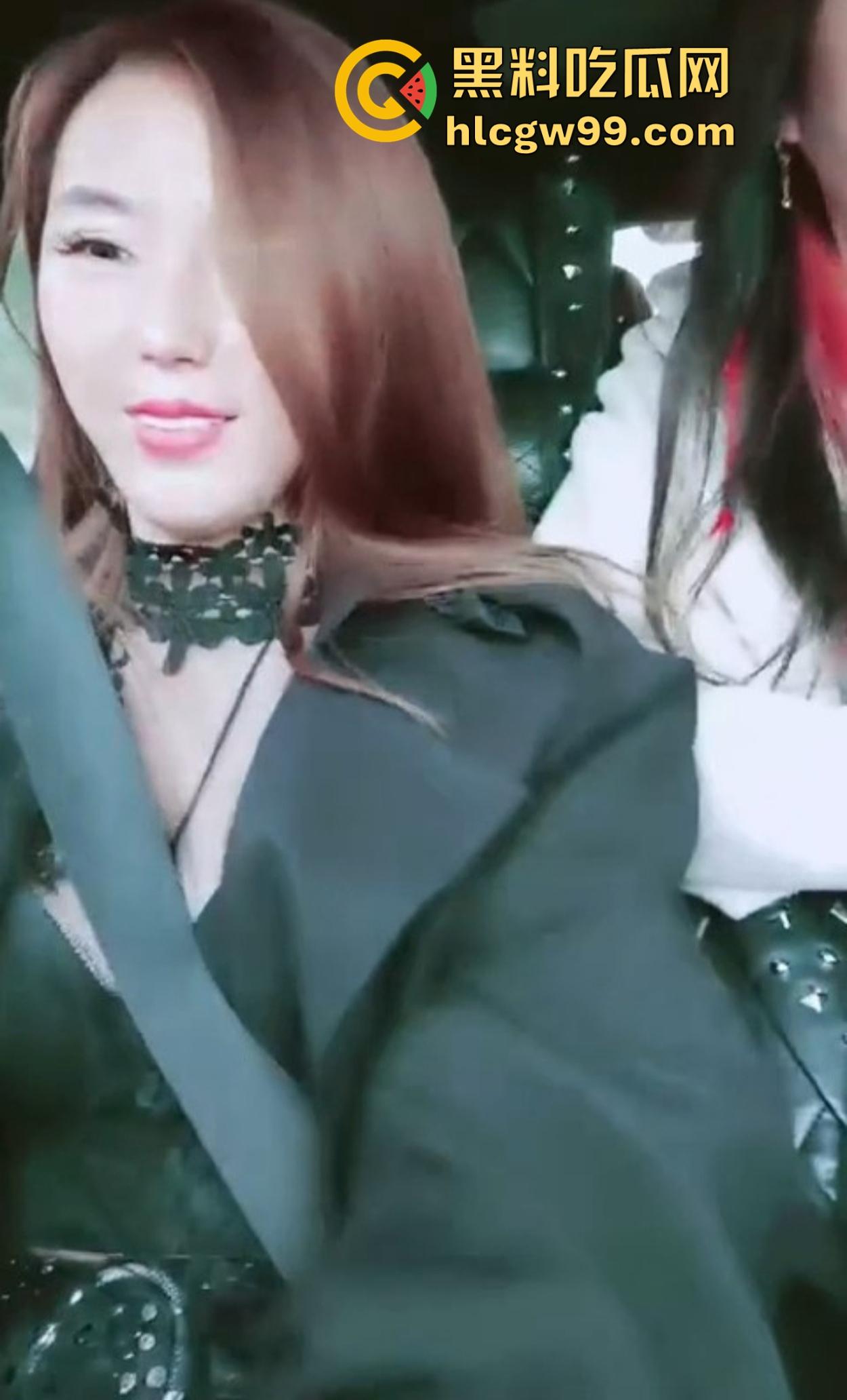 广西两少妇山头双飞局，野外垫子铺好直接开操，丁字裤勒小穴撩到炸，小哥怂归怂但带套有一手！-3