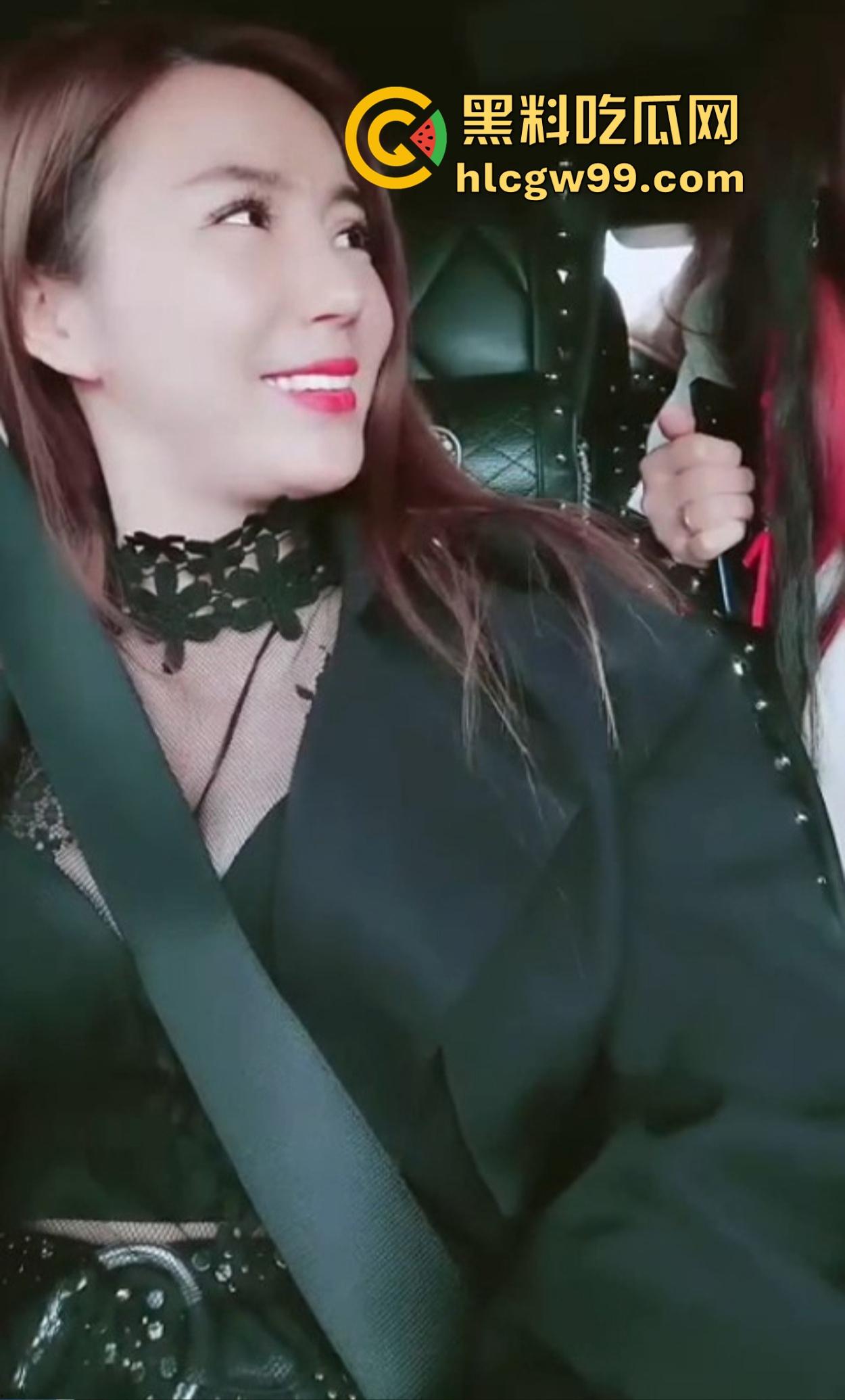 广西两少妇山头双飞局，野外垫子铺好直接开操，丁字裤勒小穴撩到炸，小哥怂归怂但带套有一手！-4