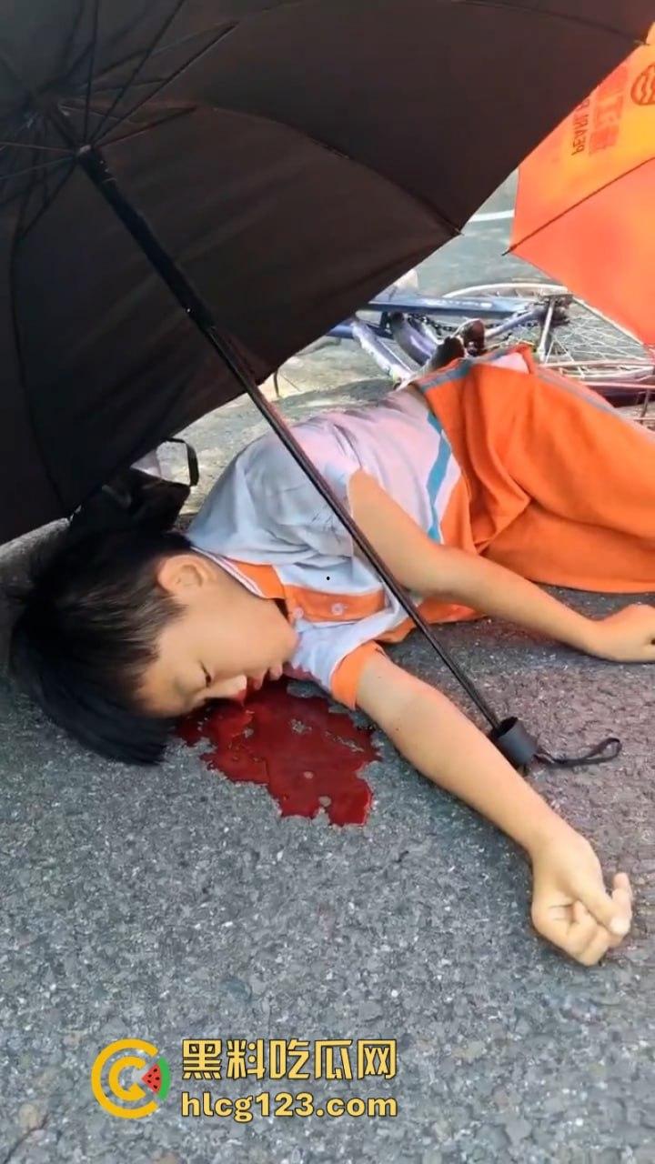 广东清远一男孩骑自行车横穿马路时被撞飞 未成年别在骑车上路了行吗？-2